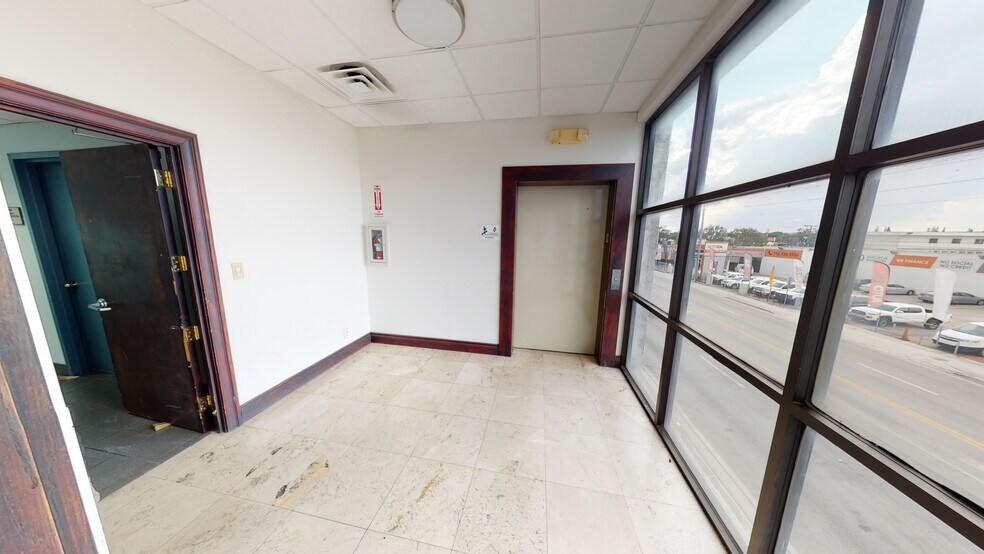 More Photos Of 2700 NW 36th St, Miami Office Residential For Lease