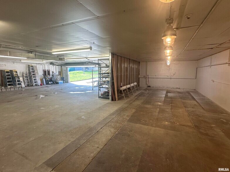 More Photos Of 817 NE Adams St, Peoria Warehouse For Sale