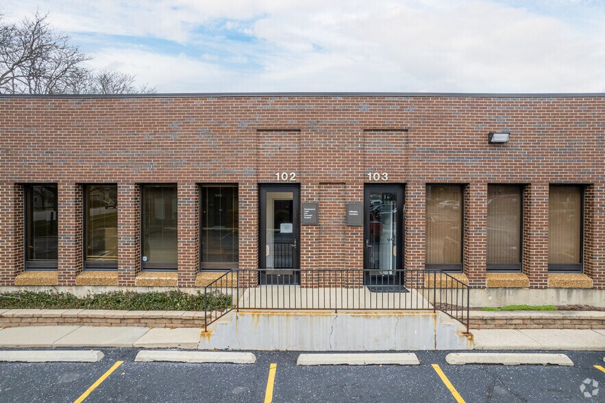 More Photos Of 825 N Cass Ave, Westmont Office For Lease