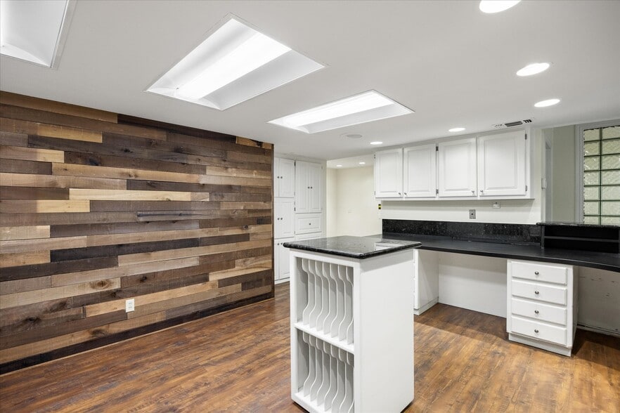 More Photos Of 310 W Bluff St, Granbury Office For Sale
