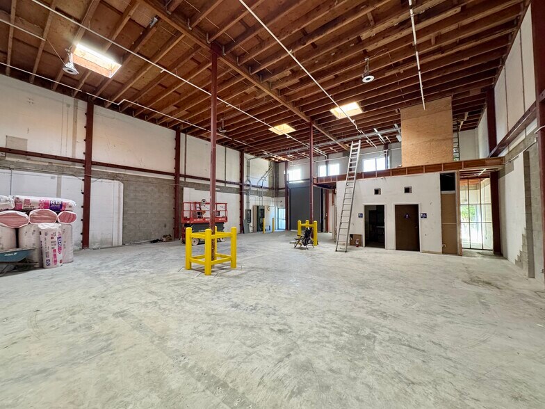 More Photos Of 305 Old County Rd, San Carlos Warehouse For Lease