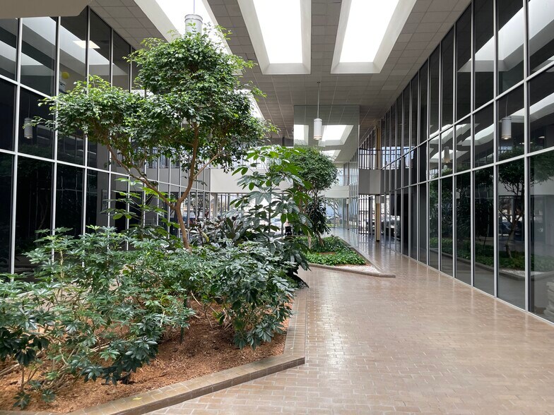 More Photos Of 211 Highland Cross Dr, Houston Office For Sale