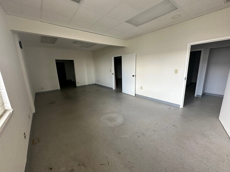 More Photos Of 105 N Falkenburg Rd, Tampa Flex For Lease