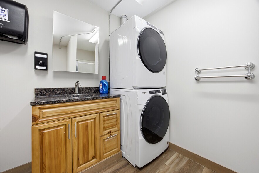 More Photos Of 2942 S Fiechtnet Dr, Fargo Warehouse For Sale
