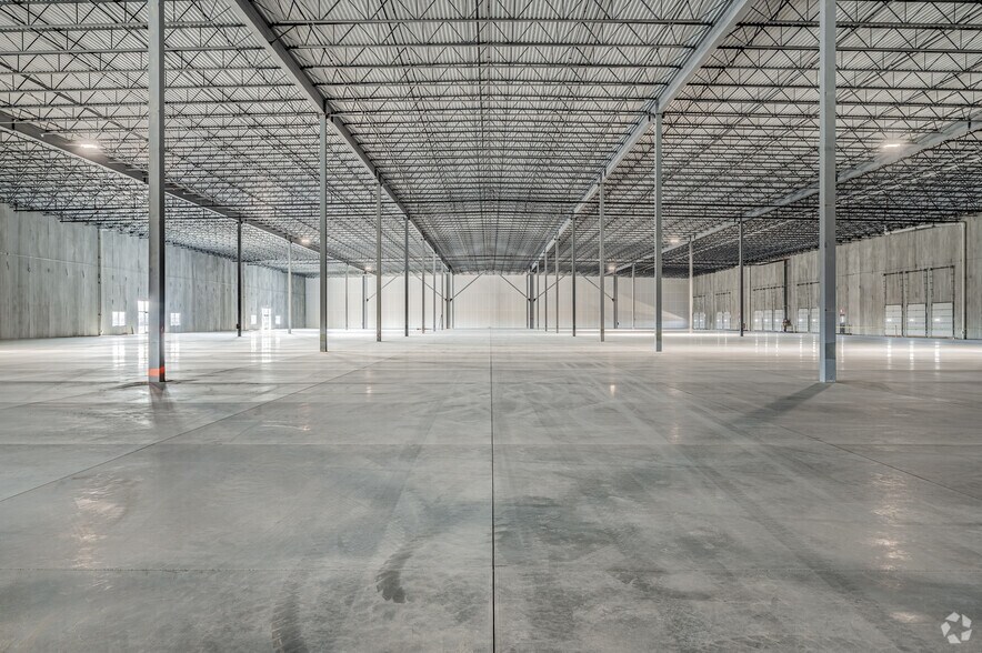 More Photos Of 18300 Snow Rd, Brook Park Warehouse For Lease