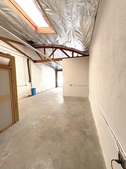 More Photos Of 2315-2319 E 8th St, Los Angeles Warehouse For Lease