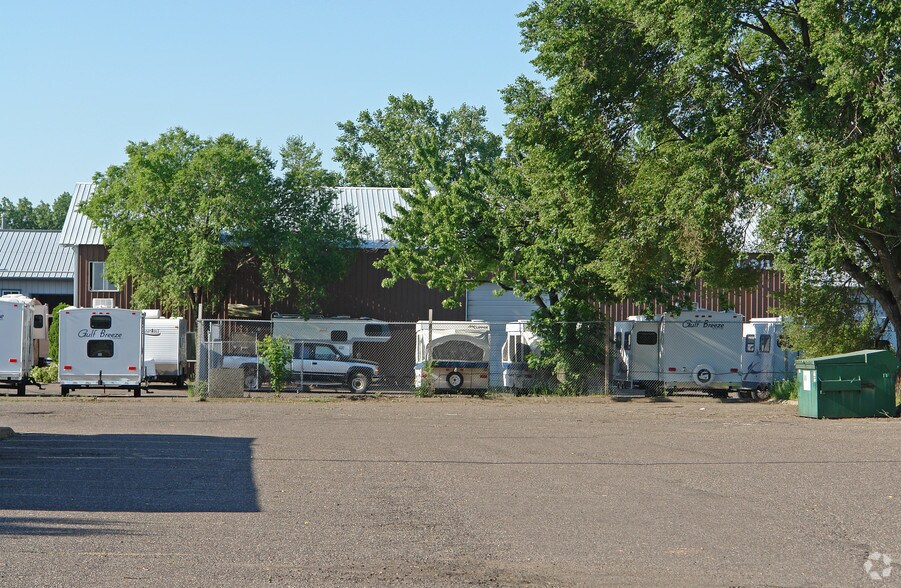 More Photos Of 2295 McKnight Rd N, North Saint Paul Warehouse For Lease