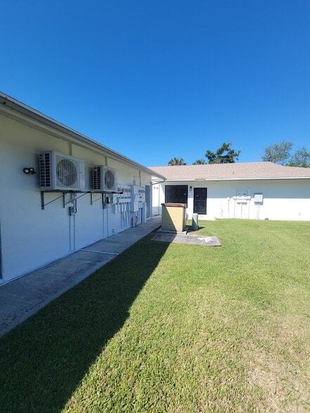 More Photos Of 16956 McGregor Blvd, Fort Myers Office For Sale
