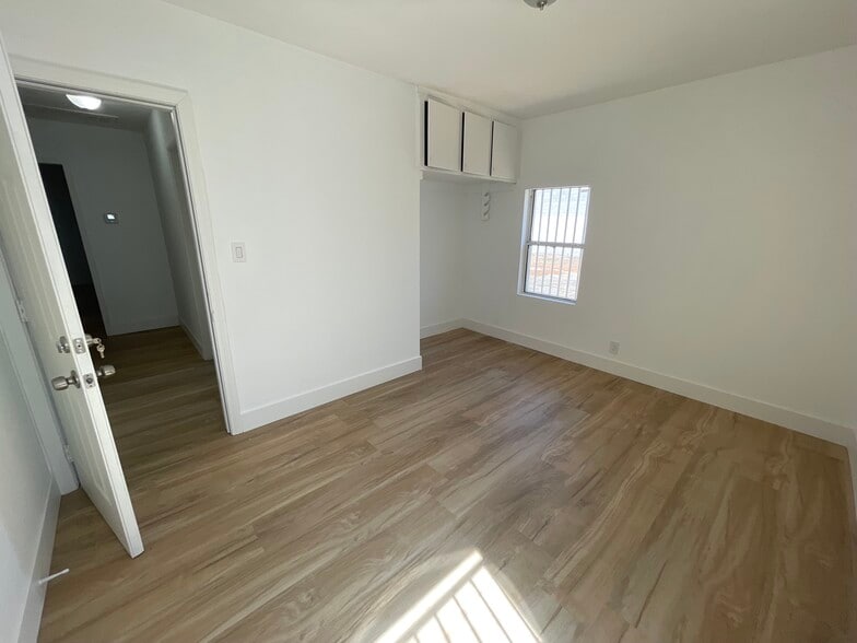 More Photos Of 16123 Wyandotte St, Van Nuys Service For Lease