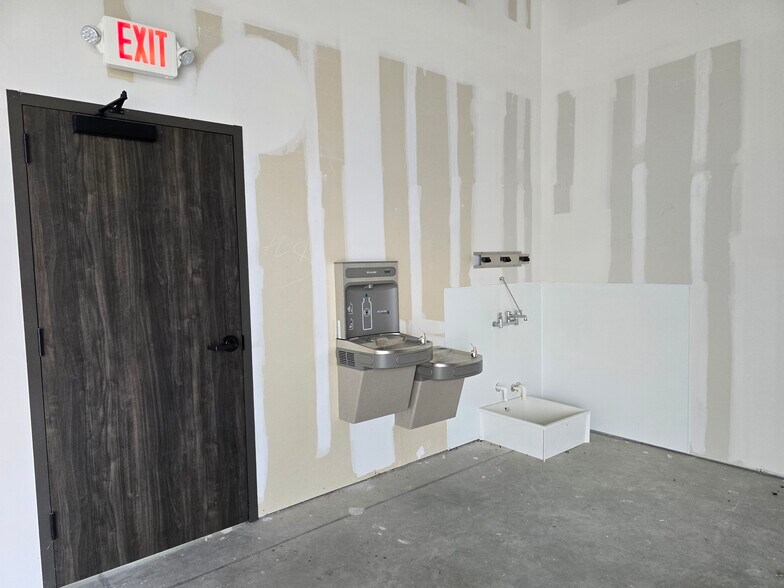 More Photos Of 9850 Huebner Rd, San Antonio Flex For Lease