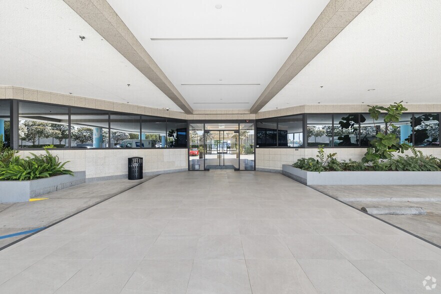 More Photos Of 6345 Balboa Blvd, Encino Unknown For Lease