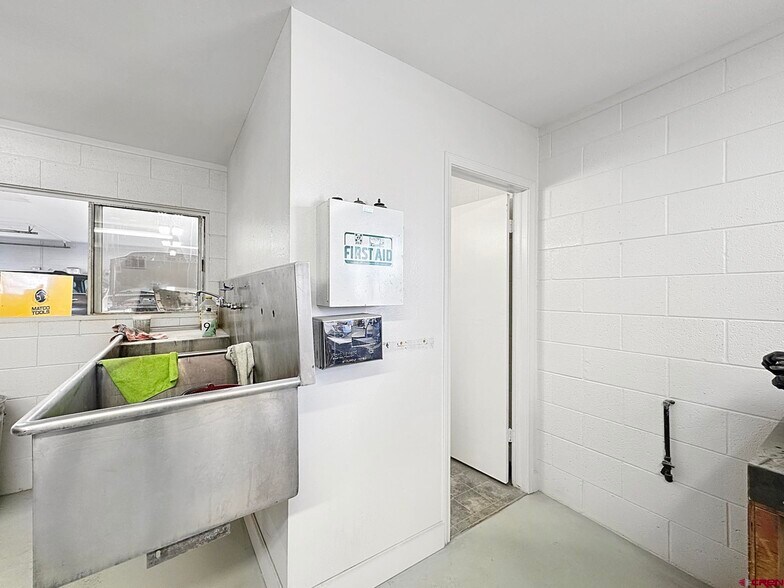 More Photos Of 685 Industrial Blvd, Delta Warehouse For Lease