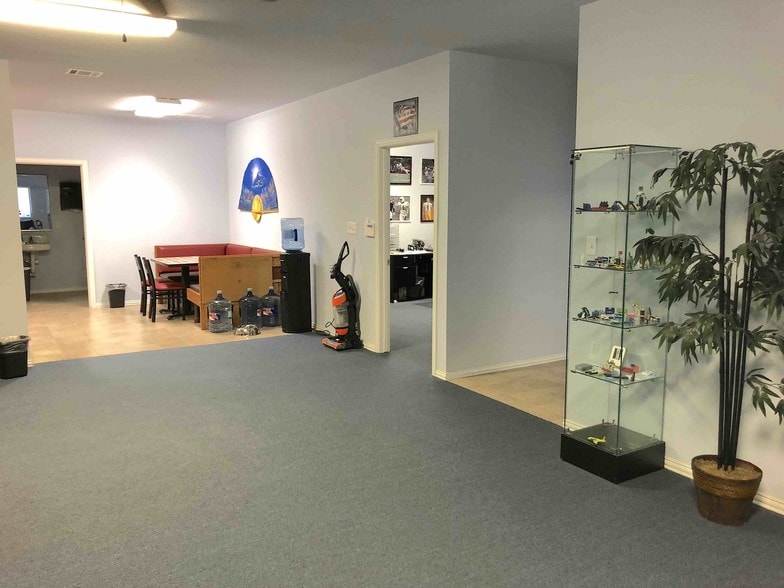 More Photos Of 124 Rose Ln, Frisco Warehouse For Lease