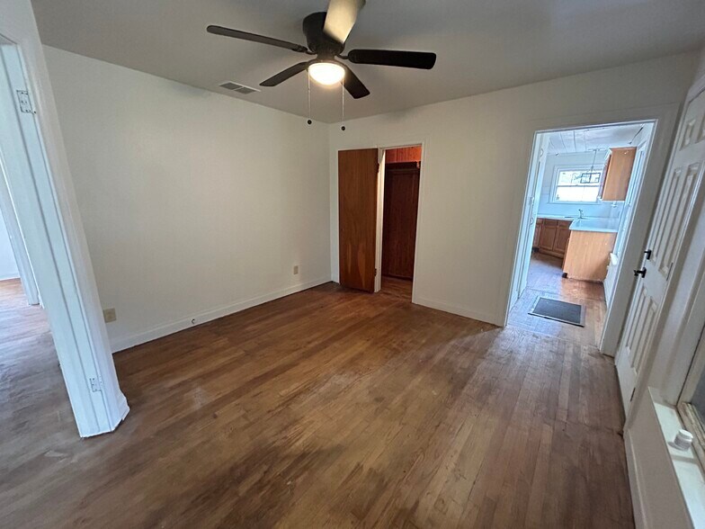 More Photos Of 404 N Henderson Blvd, Kilgore Office For Lease