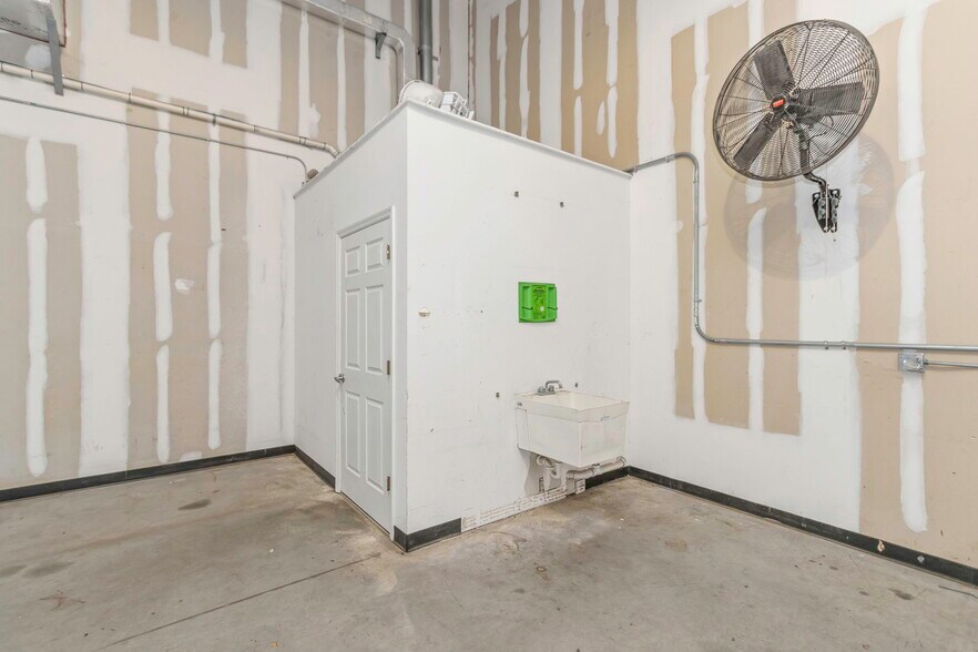 More Photos Of 16547 US Highway 19, Hudson Showroom For Lease