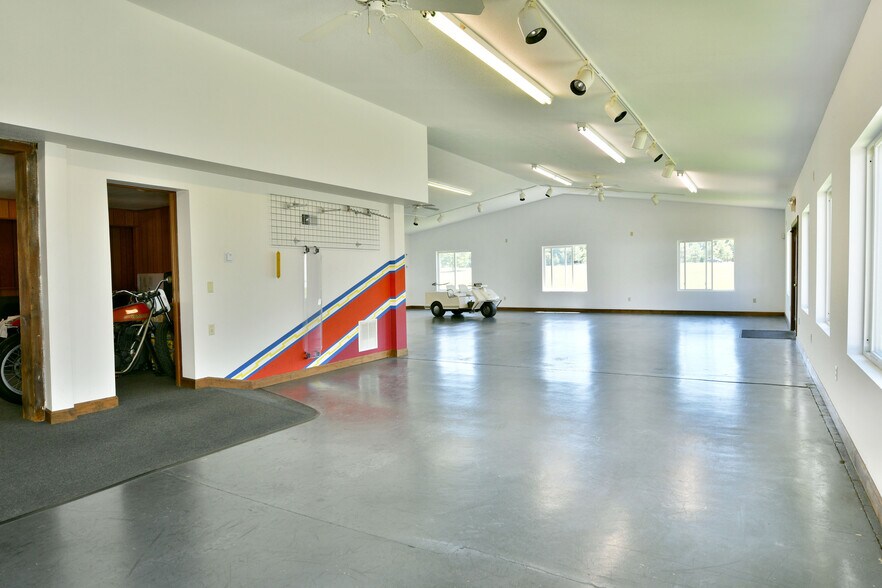 More Photos Of 4085 Herner County Line Rd, Southington Showroom For Sale