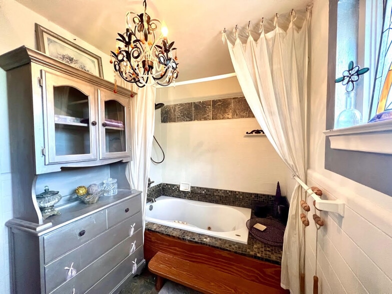 More Photos Of 5537 Canal Blvd, New Orleans Freestanding For Sale