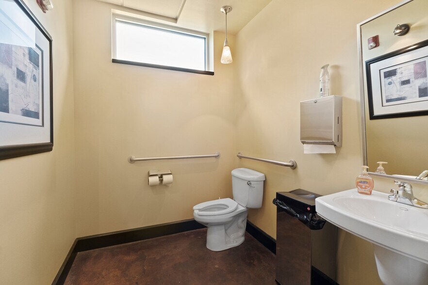 More Photos Of 191 W Plaza Dr, Mooresville Storefront Retail Office For Lease