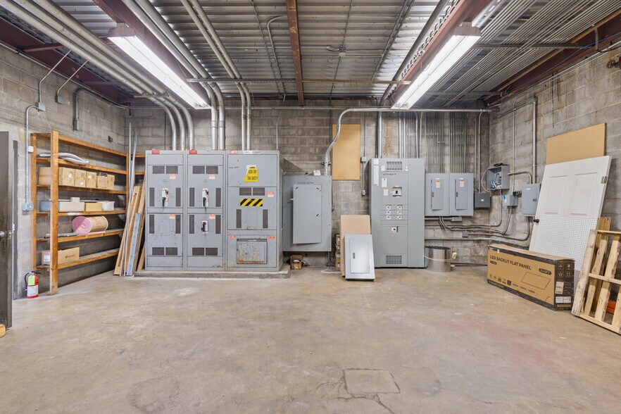 More Photos Of 216 Hartmann Dr, Lebanon Distribution For Lease
