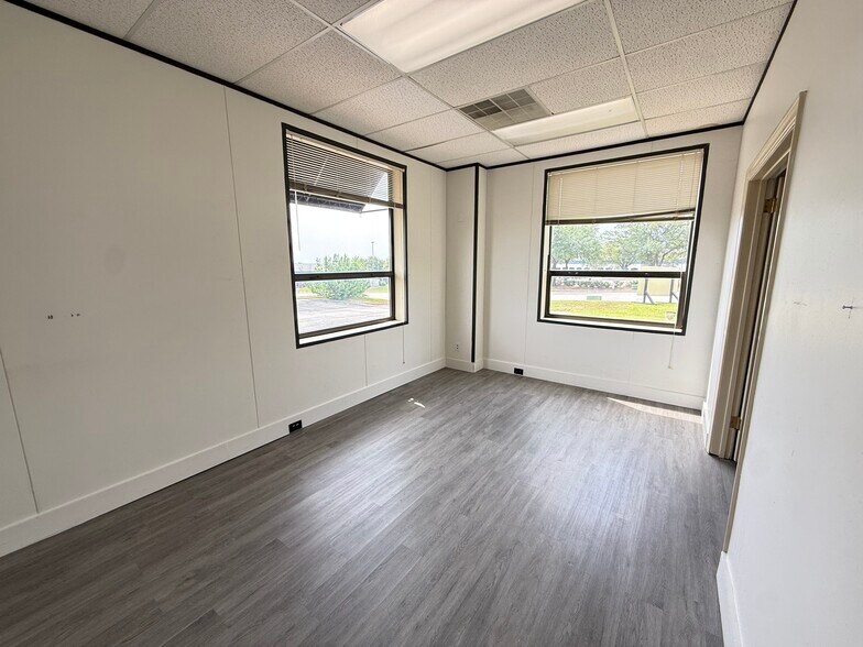More Photos Of 1606 Headway Cir, Austin Light Manufacturing For Lease