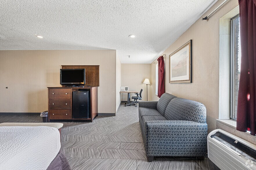 More Photos Of 2224 NE Evangeline Trwy, Lafayette Hotel For Sale