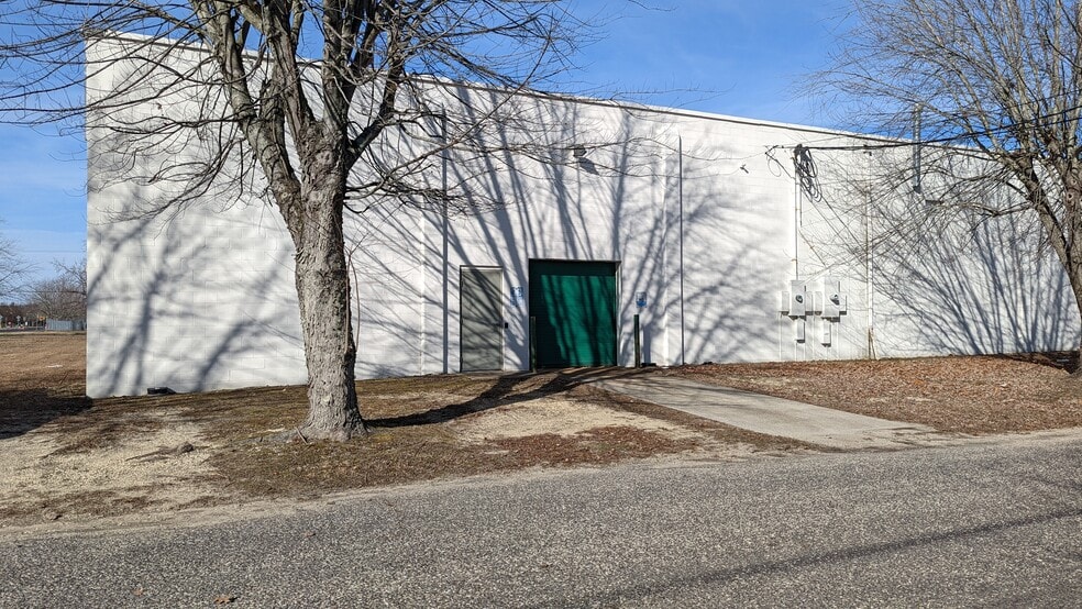 More Photos Of 426 Madison Ave, Woodbine Warehouse For Sale