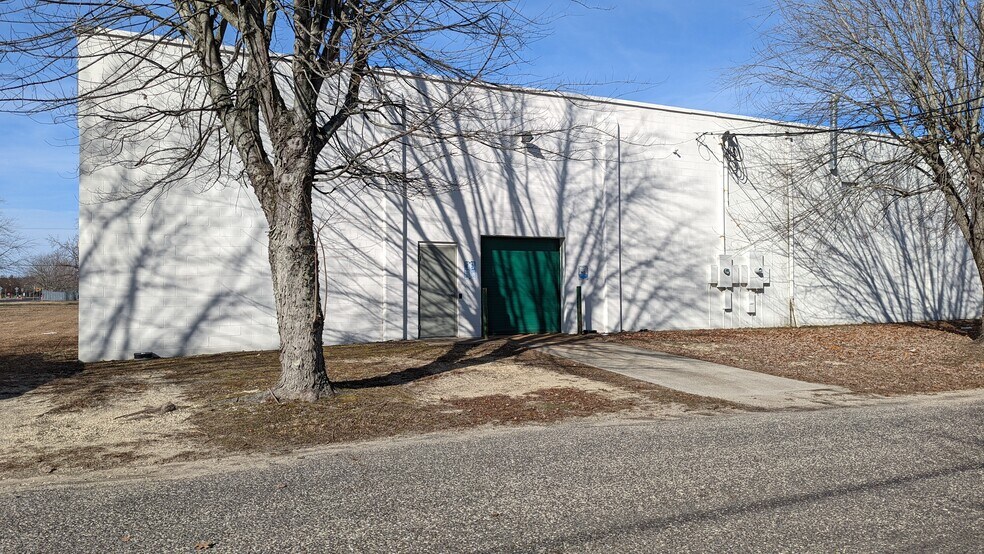 More Photos Of 717 Longfellow St, Woodbine Warehouse For Lease