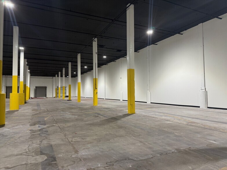 More Photos Of 3900 W Coachman Ave, Tampa Warehouse For Lease