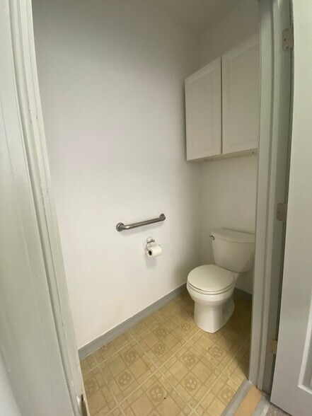More Photos Of 501 E Main St, Palmyra Freestanding For Lease
