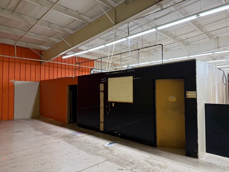 More Photos Of 1407 38th St, Peru Freestanding For Sale