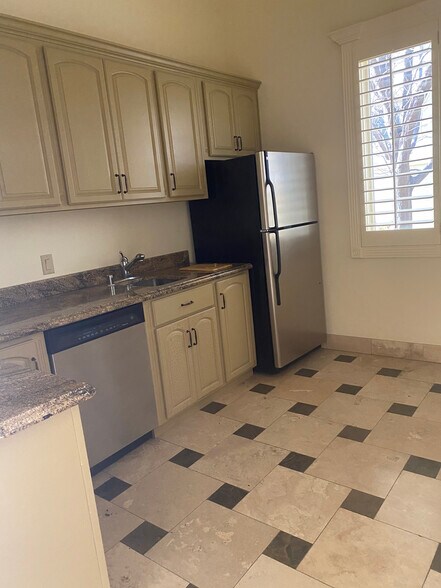 More Photos Of 154 N Festival Dr, El Paso Medical For Sale