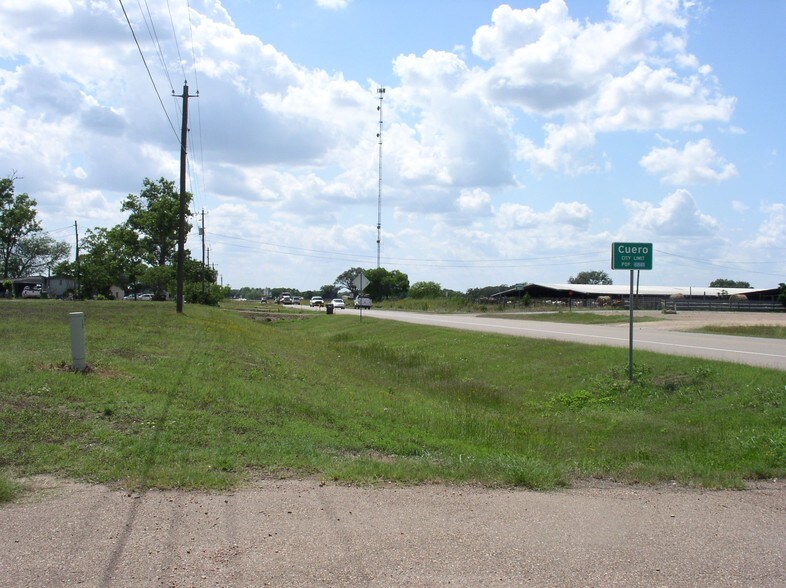 More Photos Of 1009 W Heaton St, Cuero Office For Sale