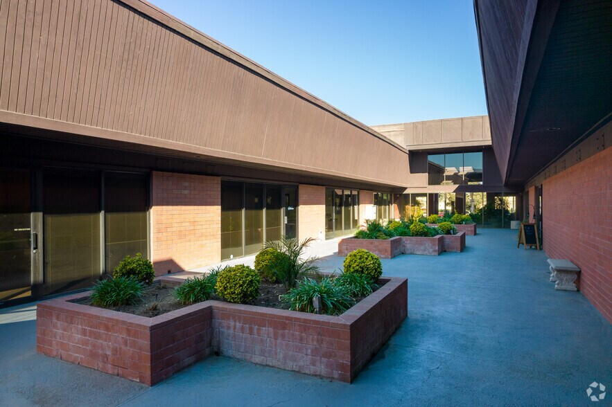 More Photos Of 164 W Hospitality Ln, San Bernardino Medical For Lease