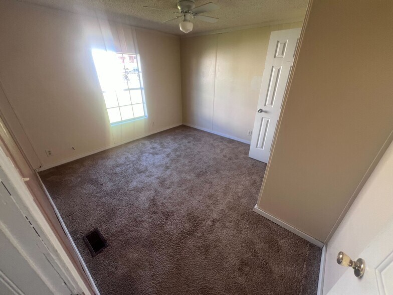 More Photos Of 530 Sims St, Maysville Flex For Lease