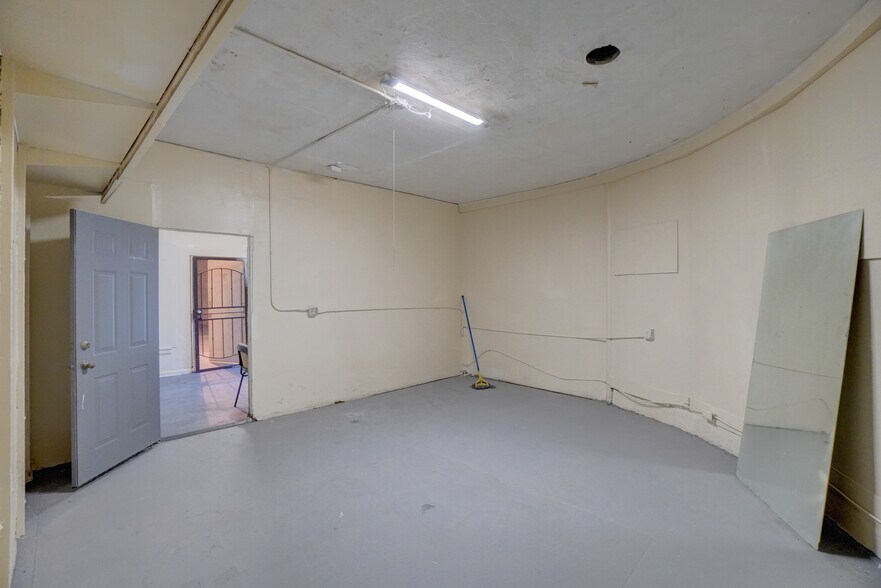 More Photos Of 10301 Whittier Ave, Detroit Auto Repair For Sale