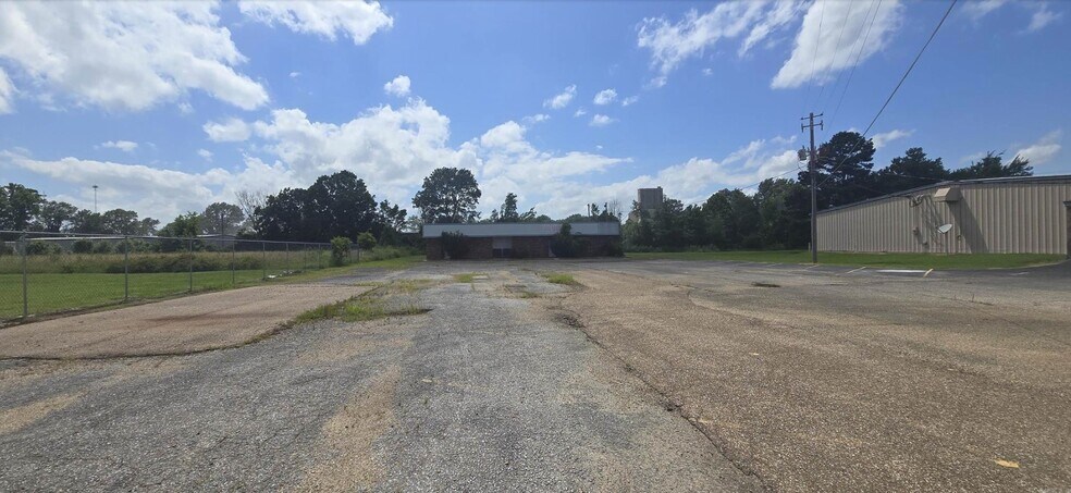 More Photos Of 2013 Falls Blvd N, Wynne Sports And Entertainment For Sale