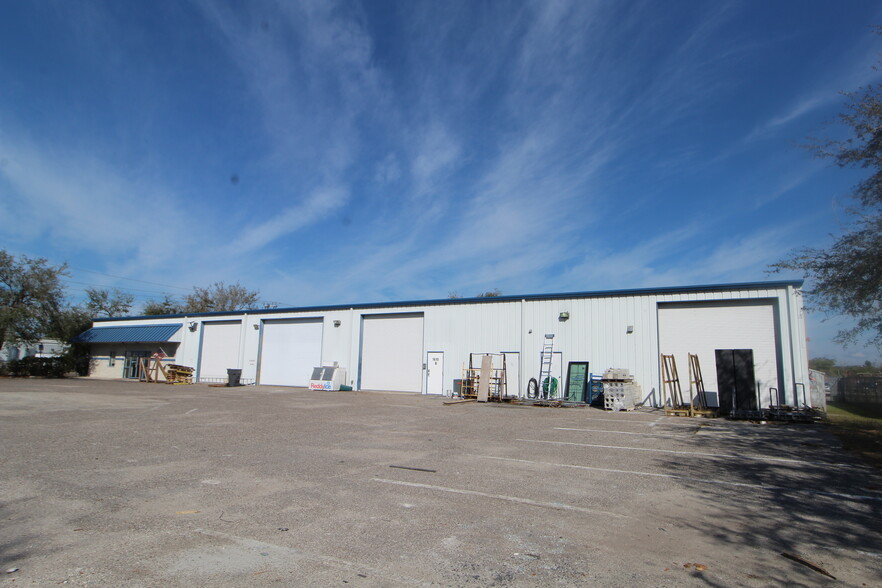 More Photos Of 1610 12th St E, Palmetto Service For Sale