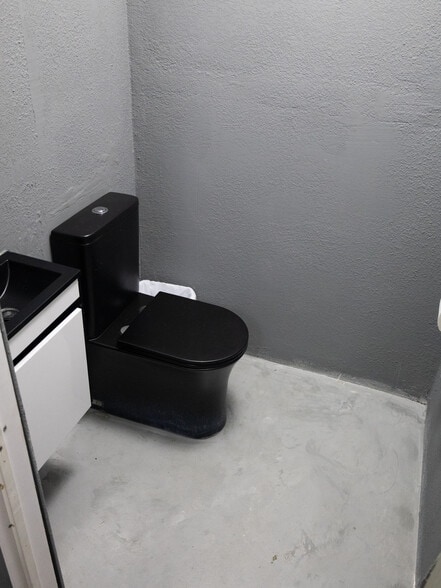 More Photos Of 16525 Market, Channelview Light Manufacturing For Sale