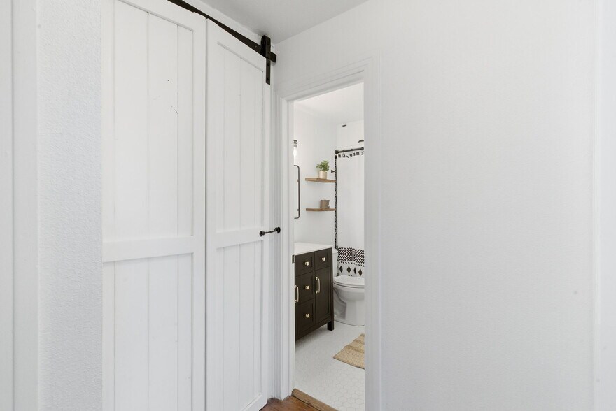 More Photos Of 112 W Akard St, Weatherford Flex For Sale