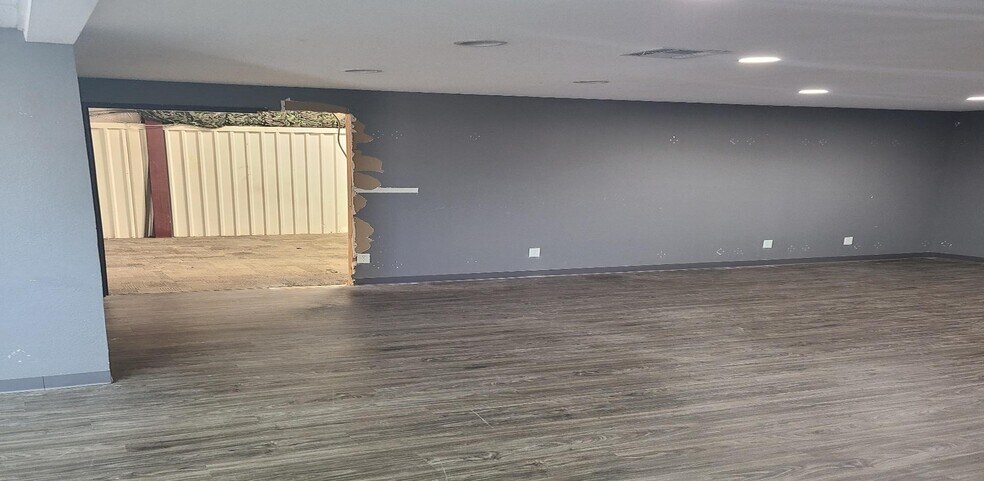 More Photos Of 3531-3547 MacDonnell Ave, Norman Warehouse For Lease
