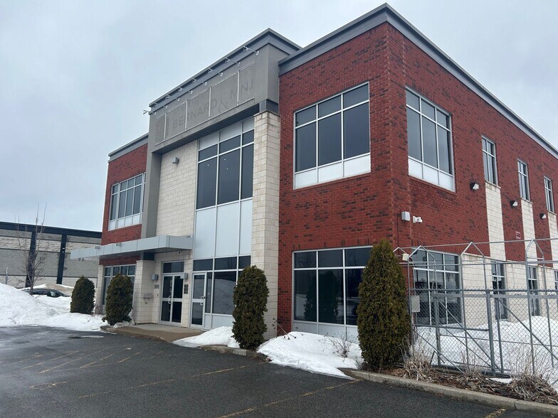 More Photos Of 5000 Rue Bernard-Lefebvre, Laval Light Distribution For Lease
