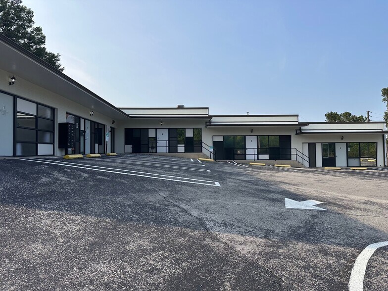 More Photos Of 1401 Applewood Dr, Dalton Medical For Lease
