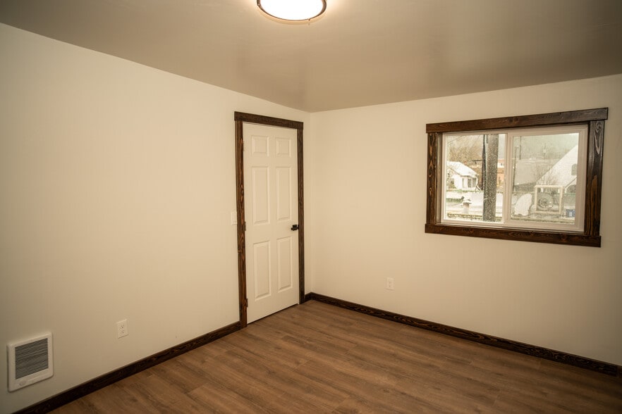 More Photos Of 152 Johnson Ave, Orofino Bar For Lease