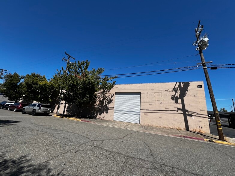 More Photos Of 860 Commerce St, Redding Warehouse For Lease