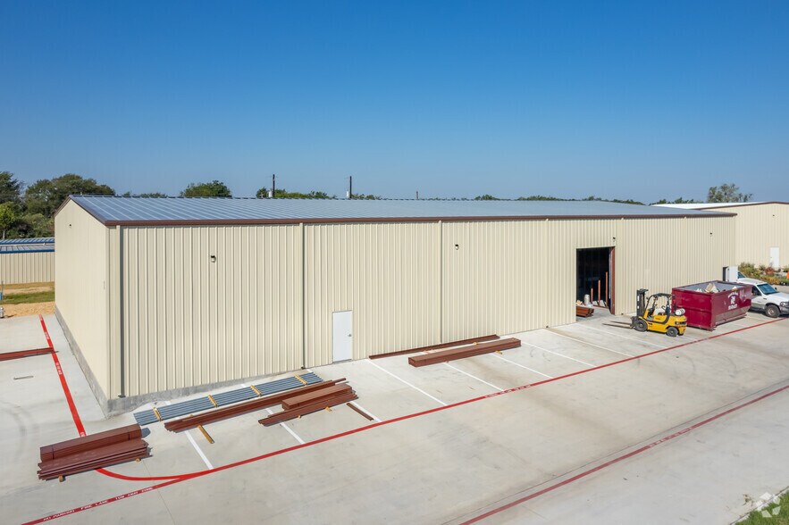 More Photos Of 10509 Circle Dr, Austin Warehouse For Lease