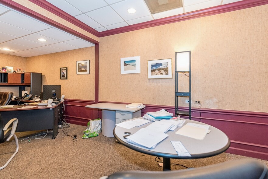 More Photos Of 18735 Ecorse Rd, Allen Park Office For Lease