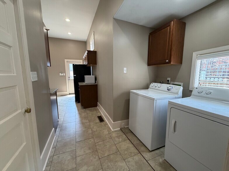 More Photos Of 28 S Idlewild St, Memphis Freestanding For Sale