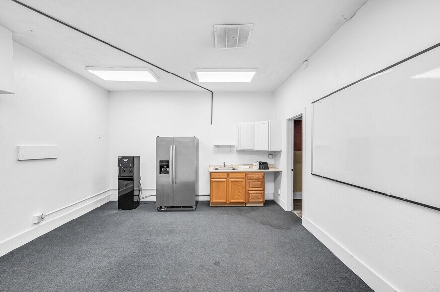 More Photos Of 424 Albany St, Springfield Flex For Sale