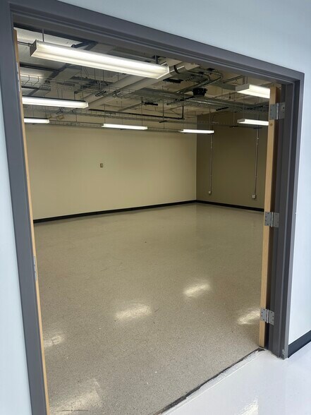 More Photos Of 815 14th St SW, Loveland Light Manufacturing For Lease