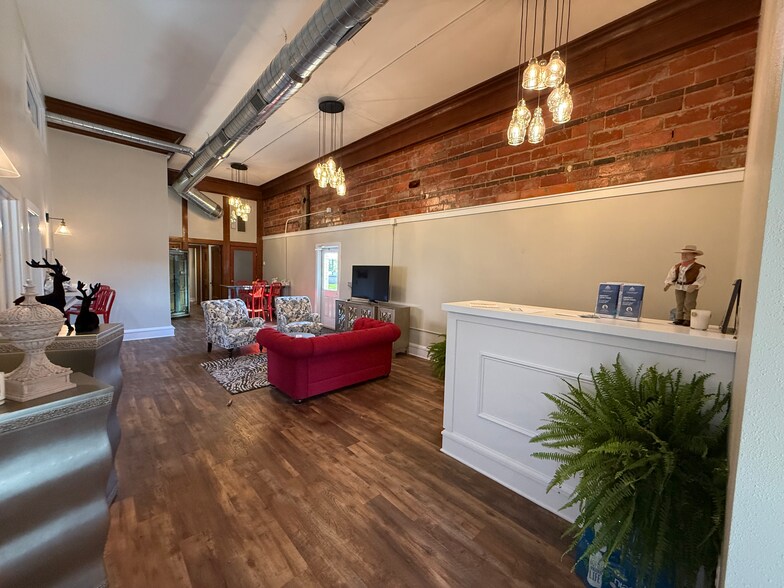 More Photos Of 101 E Jefferson St, Winterset Office For Sale